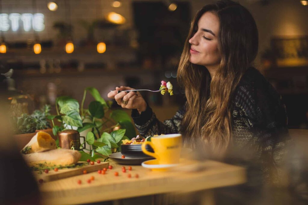 Evite os picos glicêmicos comendo os alimentos na ordem correta: primeiro os vegetais, depois as proteínas e por último os carboidratos.